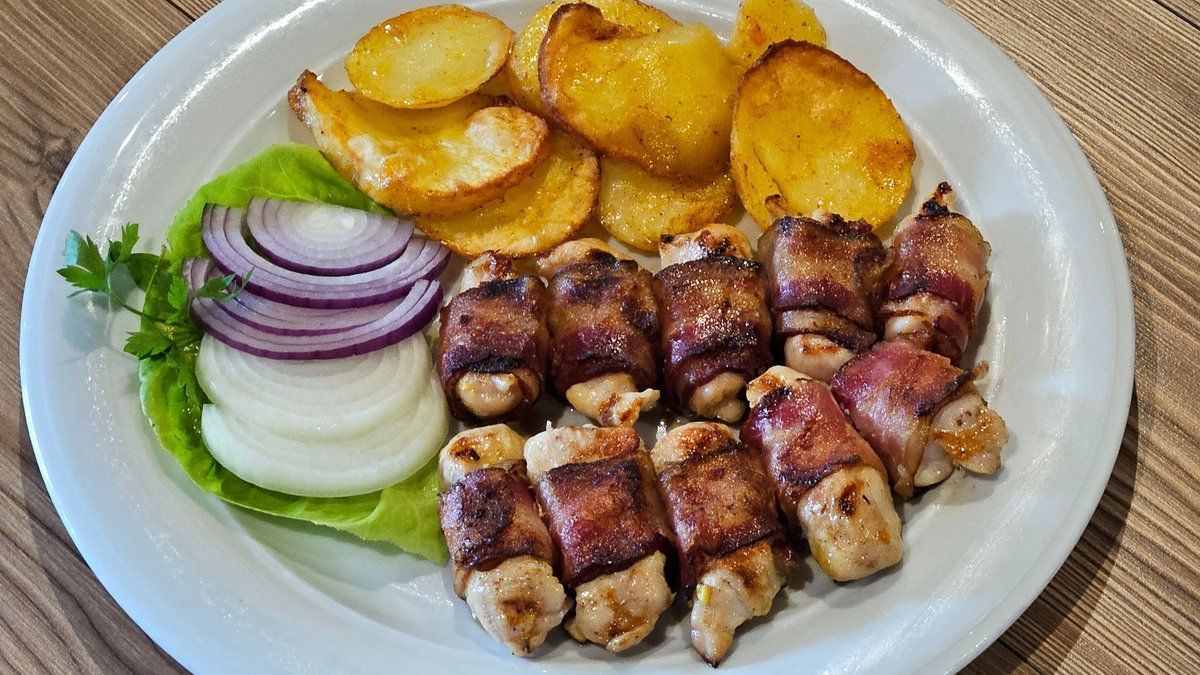 Pileći ražnjići u slaninici