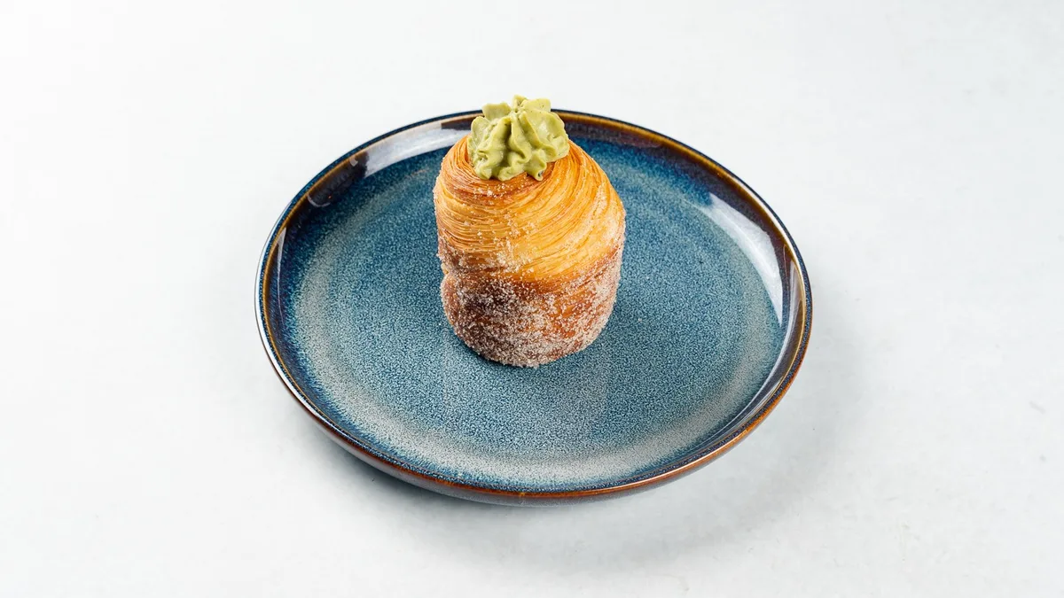Cruffin s pistacijevo kremo (110 g)