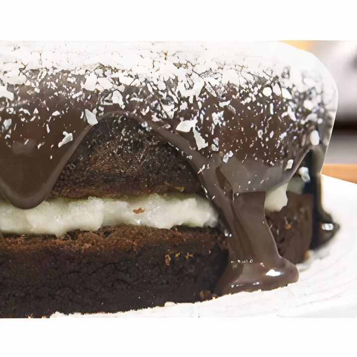 Bolo de Chocolate com Recheio de Beijinh