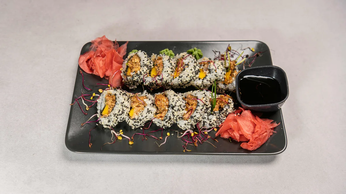 Uramaki łosoś pieczony w sosie teriyaki