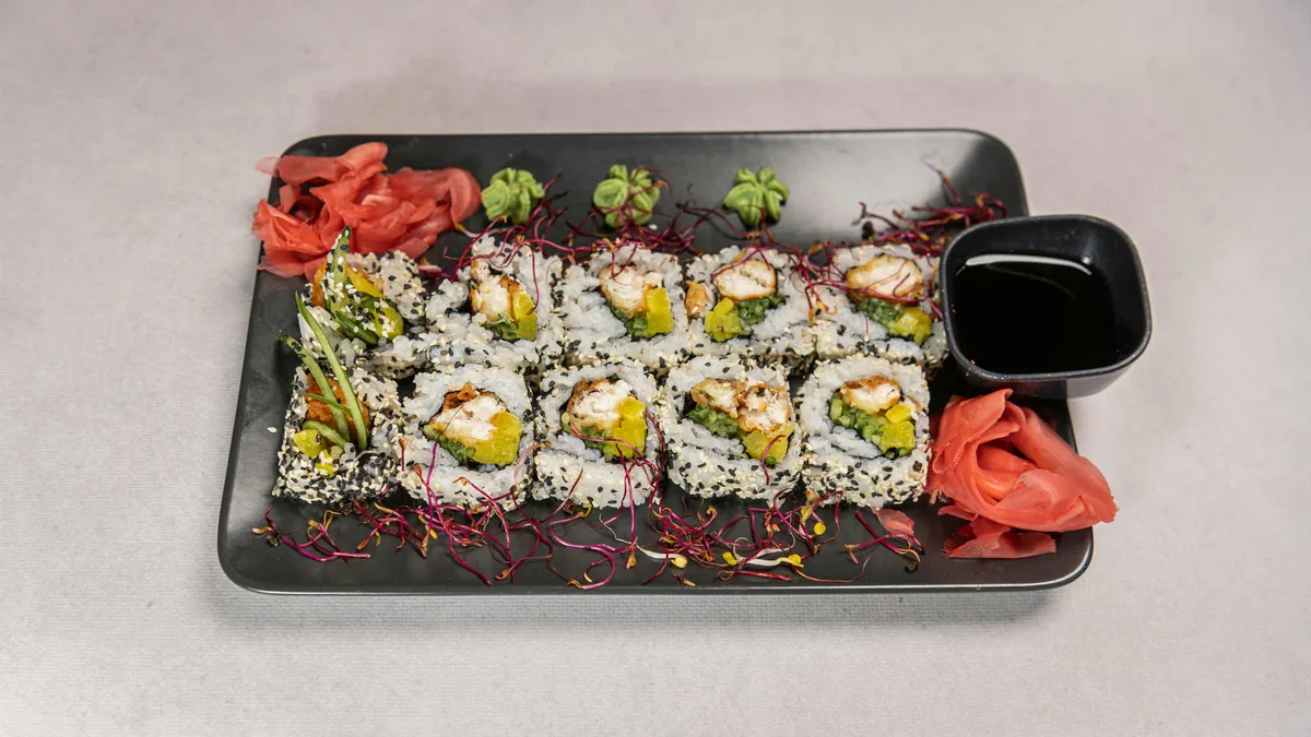 Uramaki ryba w tempurze