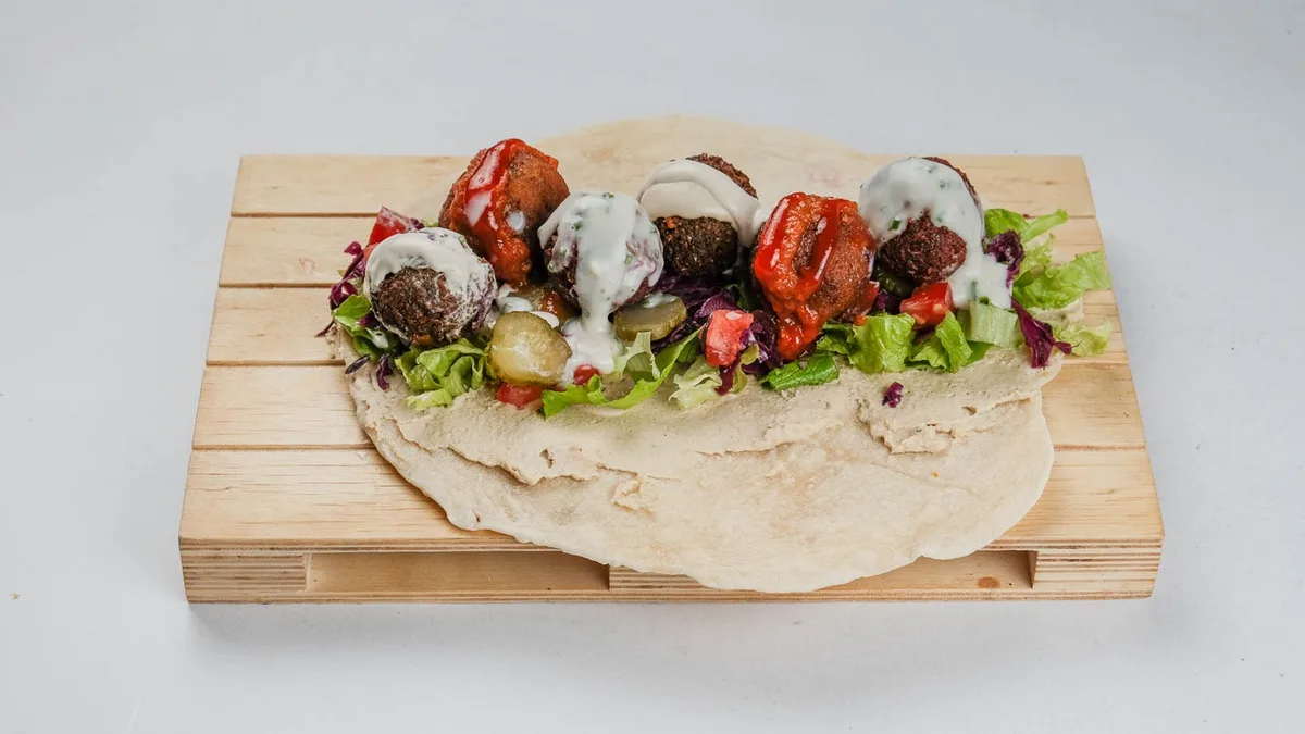 Falafel kombo sendvič