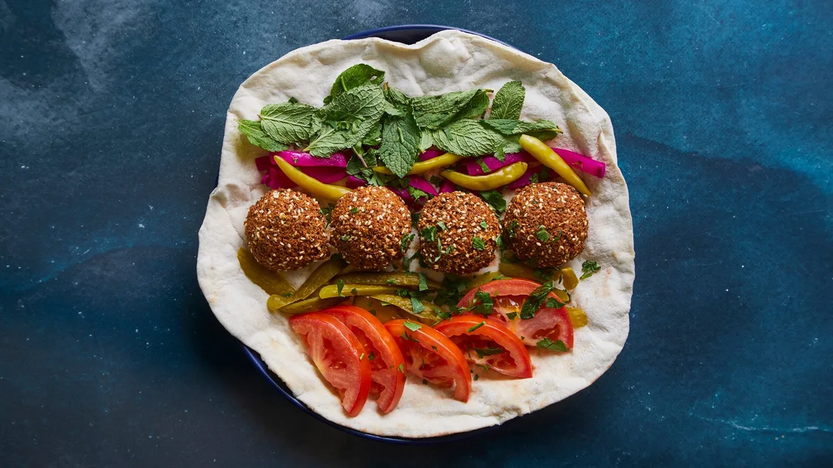 Hjemmelavet falafelrulle menu