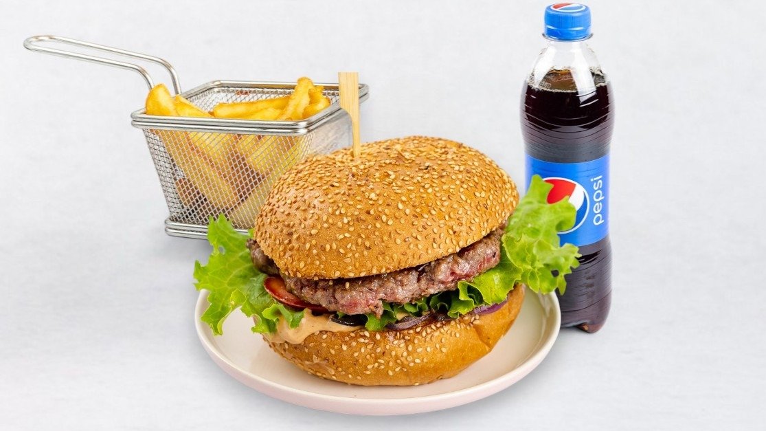 Burger Klasik s krompirčkom in Pepsi 0.5 l