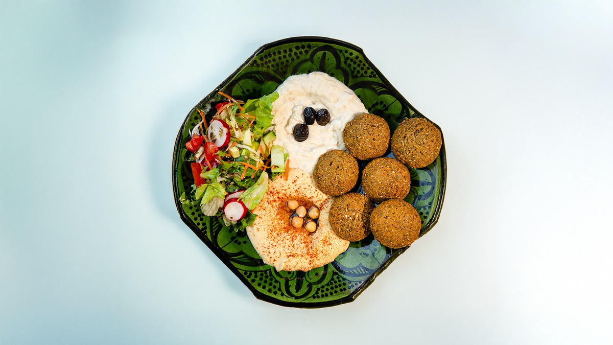 Plate , 6x Falafel - hummus - tahini sauce - pita  .  🥑