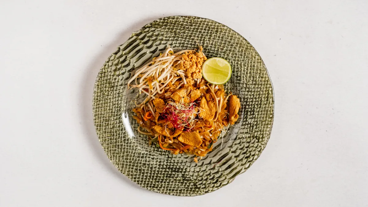 34. Phad thai kai