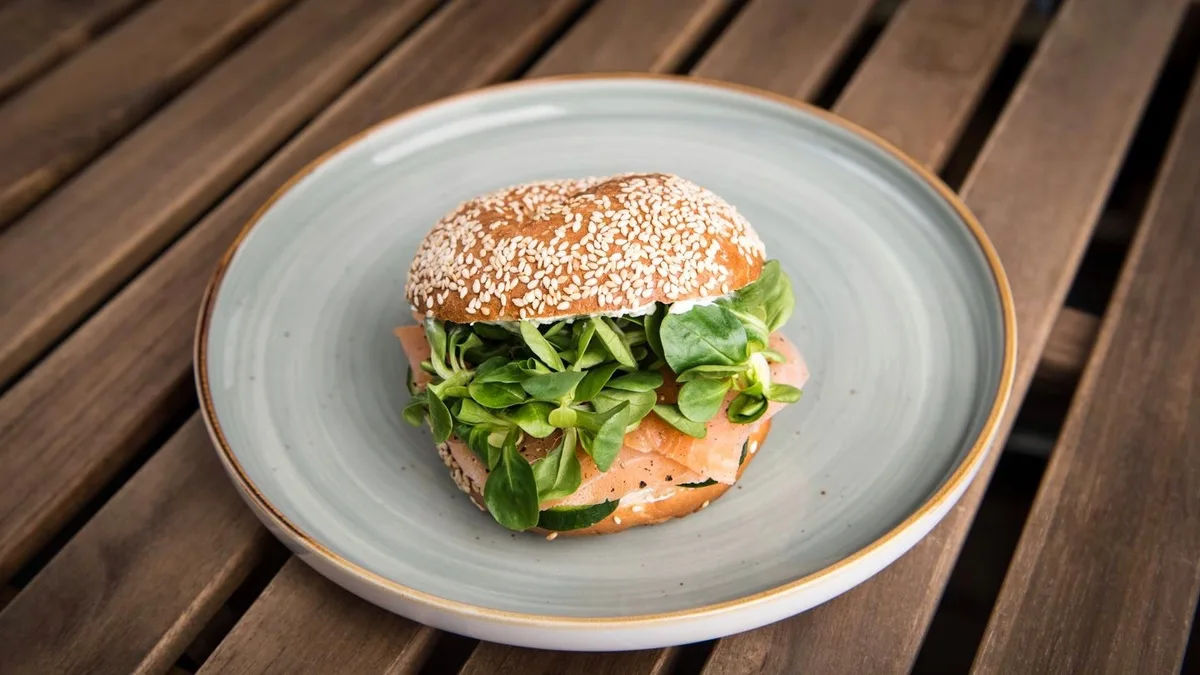 Füstölt lazacos bagel