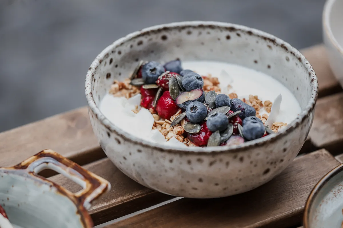 Joghurt granolával és mézzel