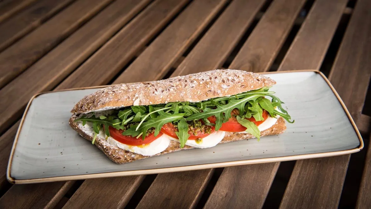 Mozzarella pesto bagett