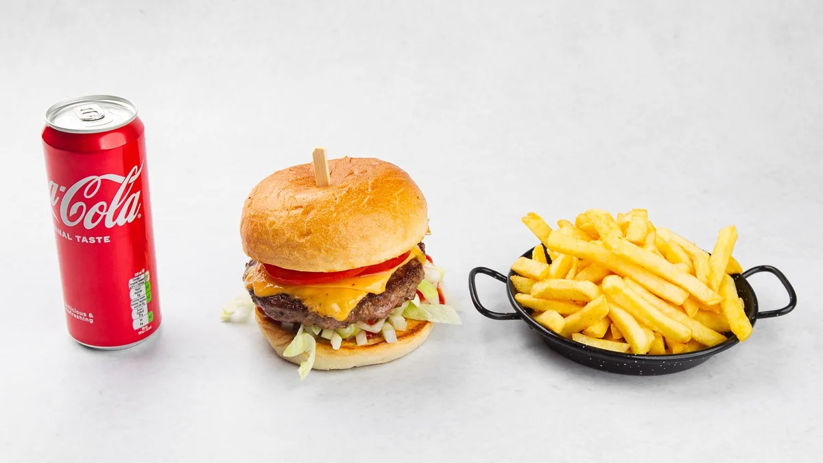 Angus burger s pomfrijem in pijača