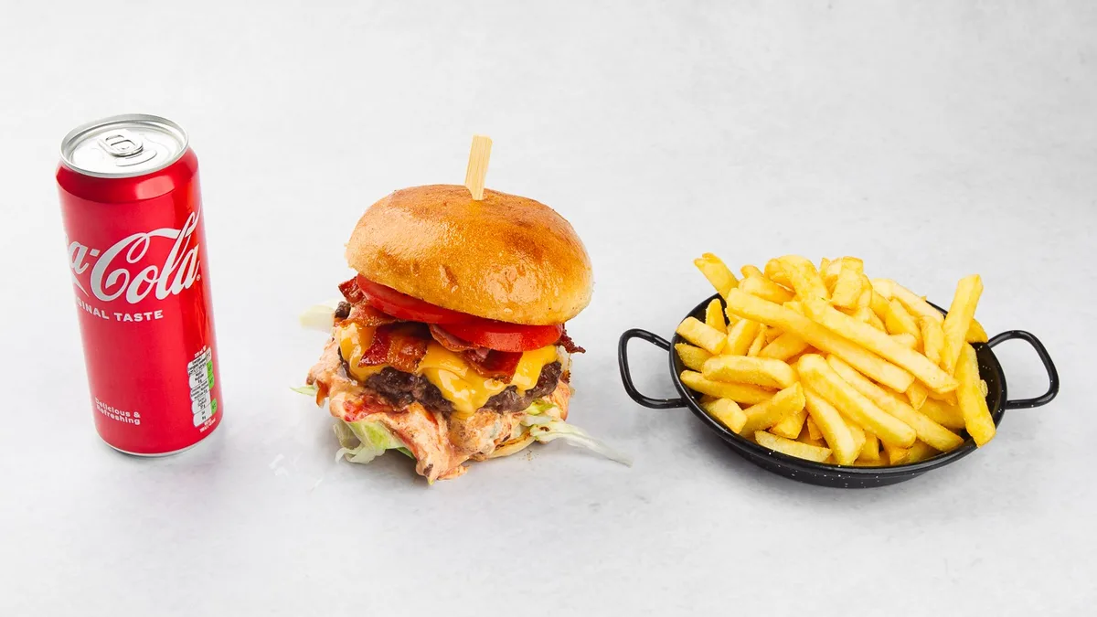 Burger Bacon s pomfrijem in pijača