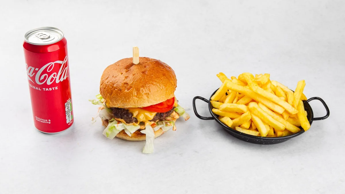 Burger Klasik s pomfrijem in pijača