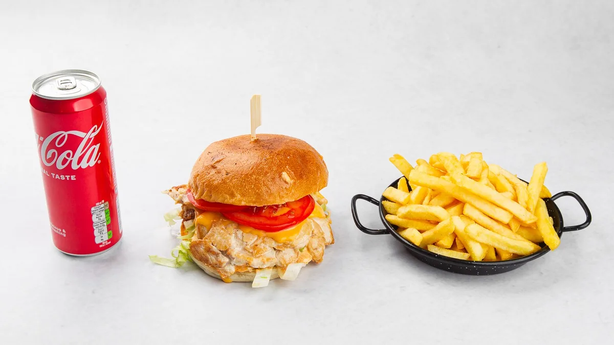 Piščančji burger s pomfrijem in pijača