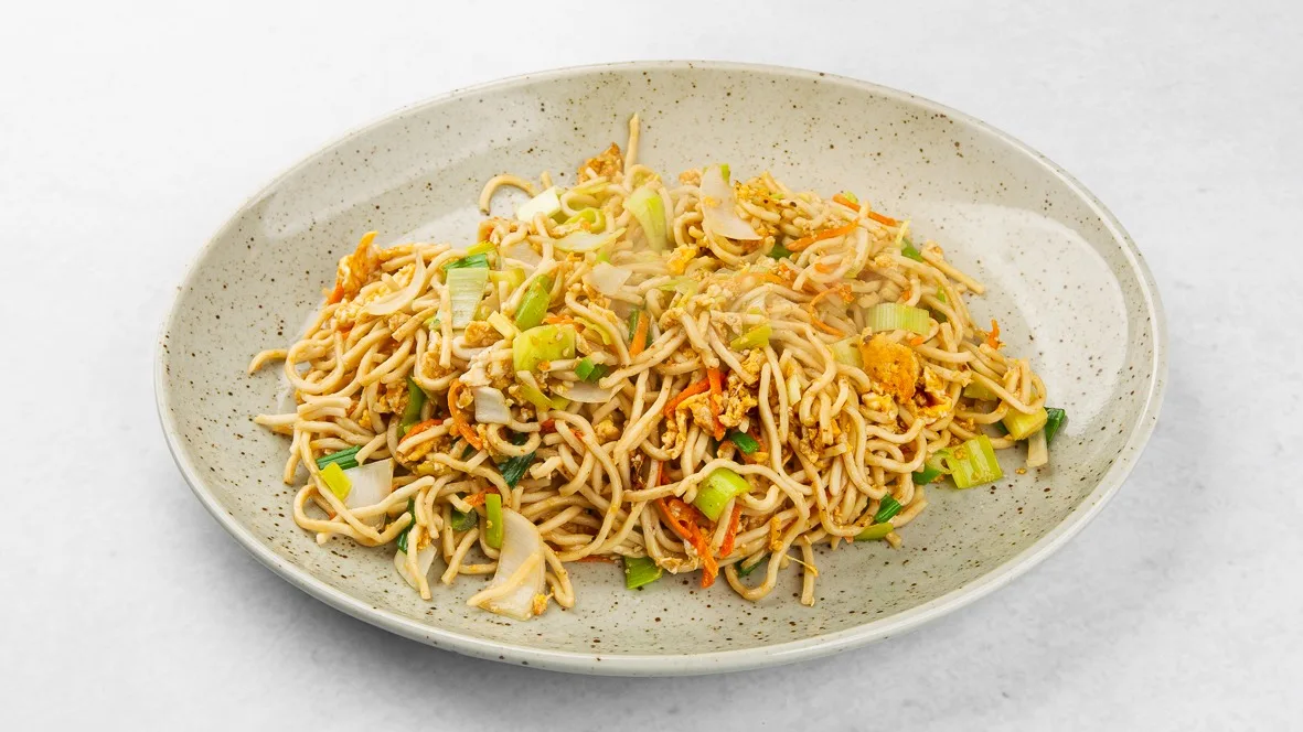 Wok z nudli, jajcem in zelenjavo