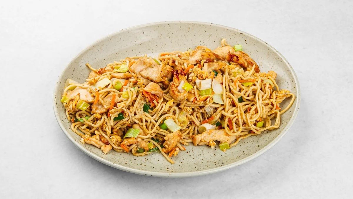 Wok z nudli, piščancem in zelenjavo
