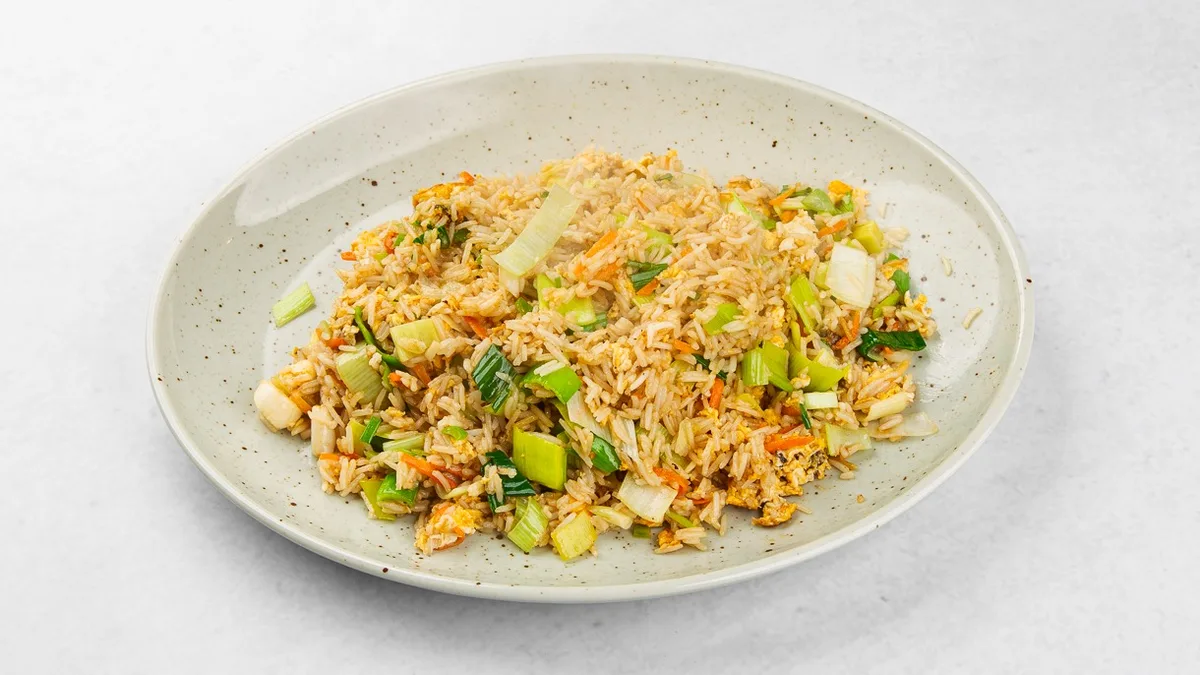 Wok z rižem, jajcem in zelenjavo