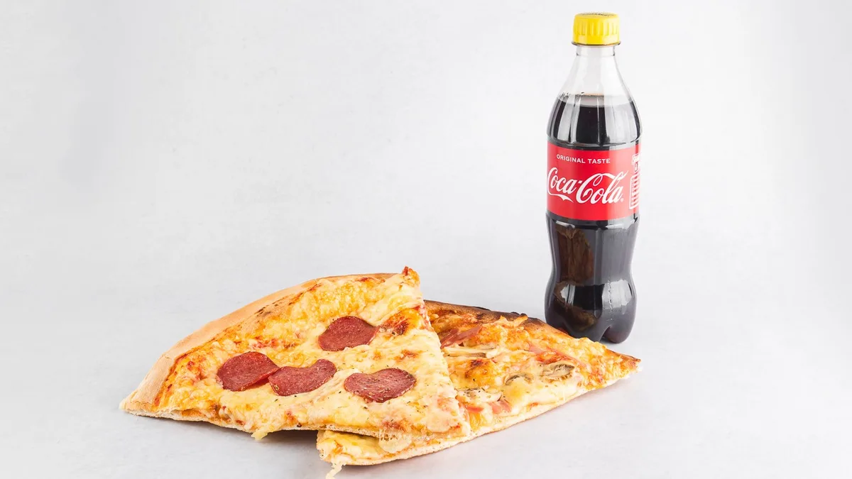Klasična in salama pica (2 kosa), Coca-Cola 0.5 l