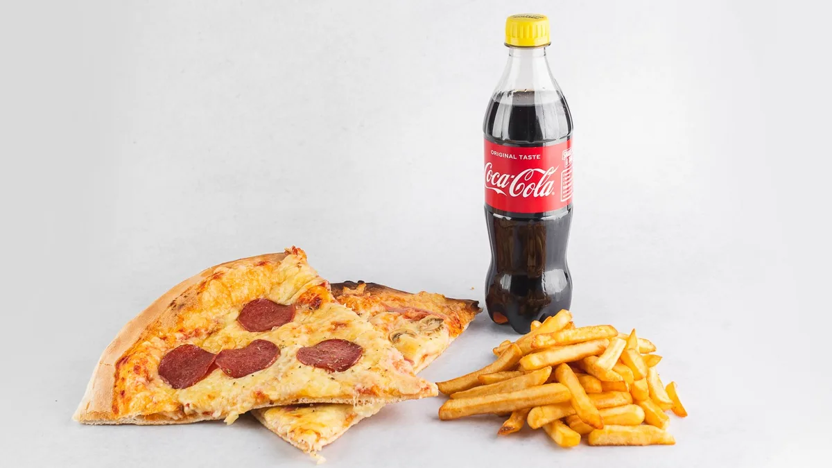 Klasična in salama pica (2 kosa), pomfri, Coca-Cola 0.5 l