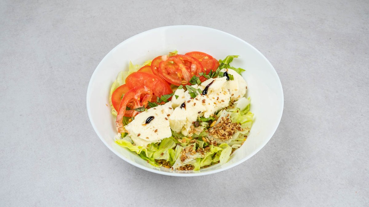 Salata s pohanom mozzarellom