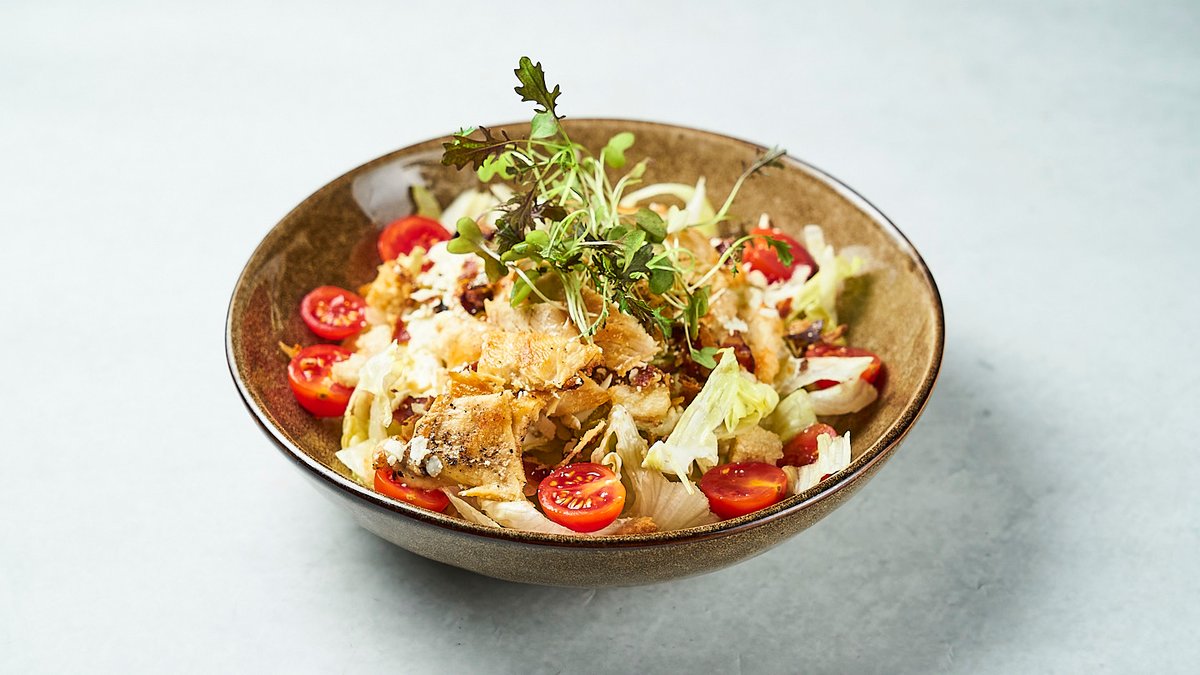 Salata s pohanom piletinom