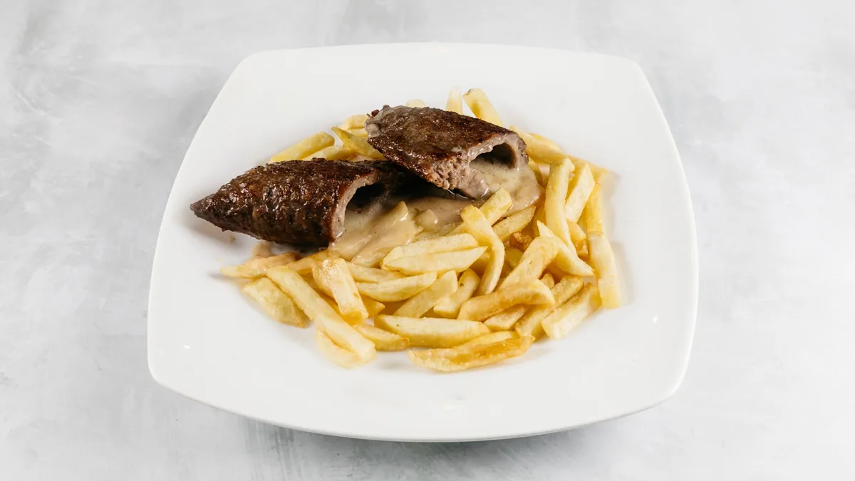 Punjena pljeskavica i pommes frites