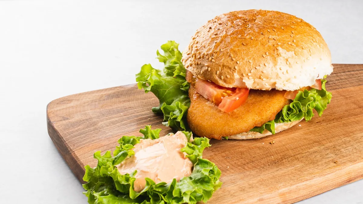 Burger z dunajskim zrezkom