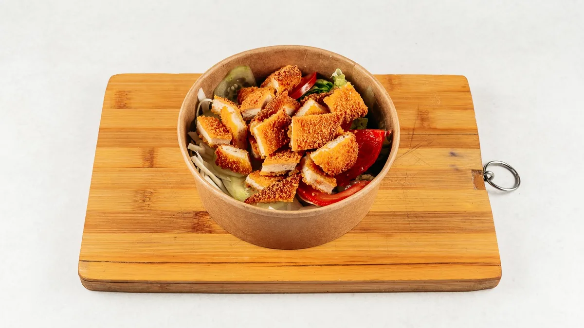 Salata s pohanom piletinom