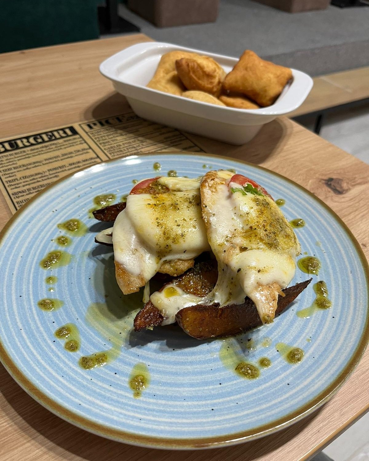 Piletina Caprese na domaćem krompiru