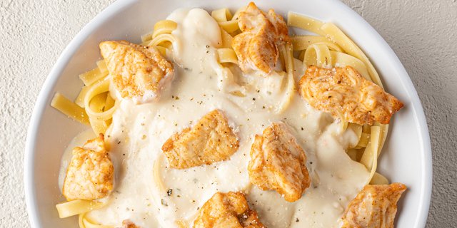 Fettuccine Alfredo w/ Chicken
