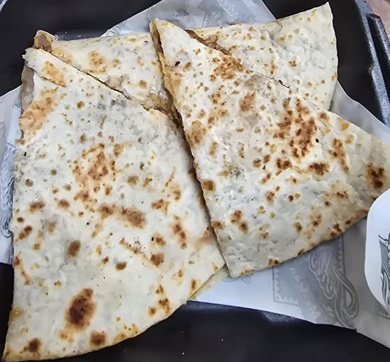Mar y Tierra Quesadilla