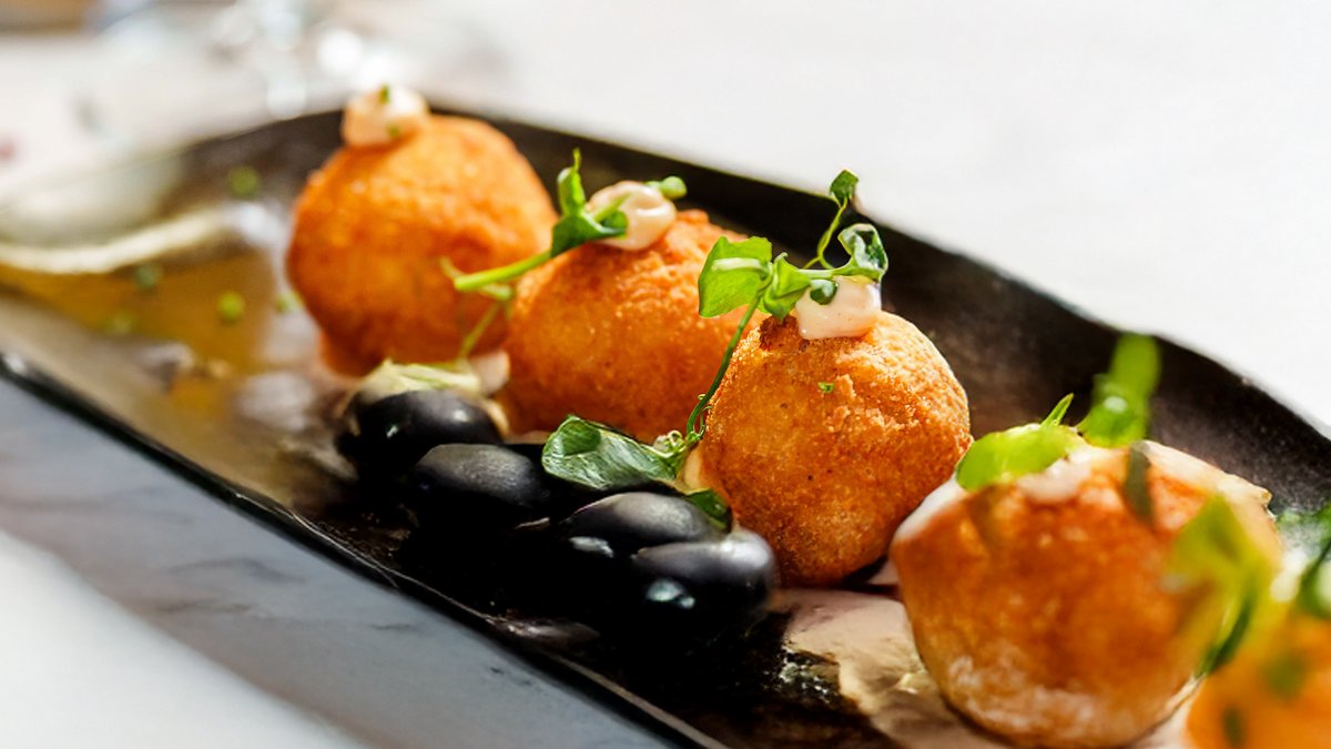 Croquetas de jamón y cebolla morada / Serránó sonkás, hagymás krokett