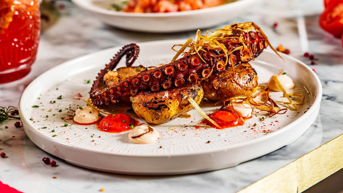 Pulpo a la plancha con papas pisadas y mojo rojo / Roston süt polipcsáp héjas burgonyával és mojo rojo mártással