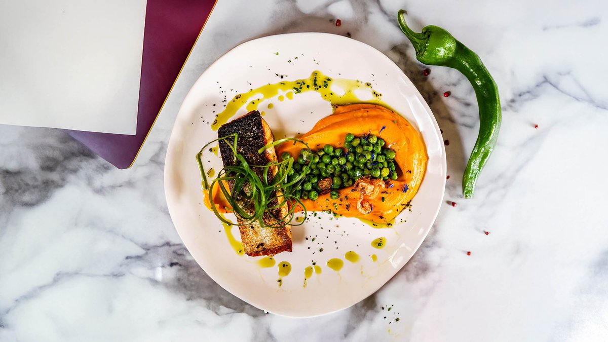 Salmón a la plancha con püre de zanahoria y guisantes saltedos / Roston sült lazac sárgarépa pürével és zöldborsóval
