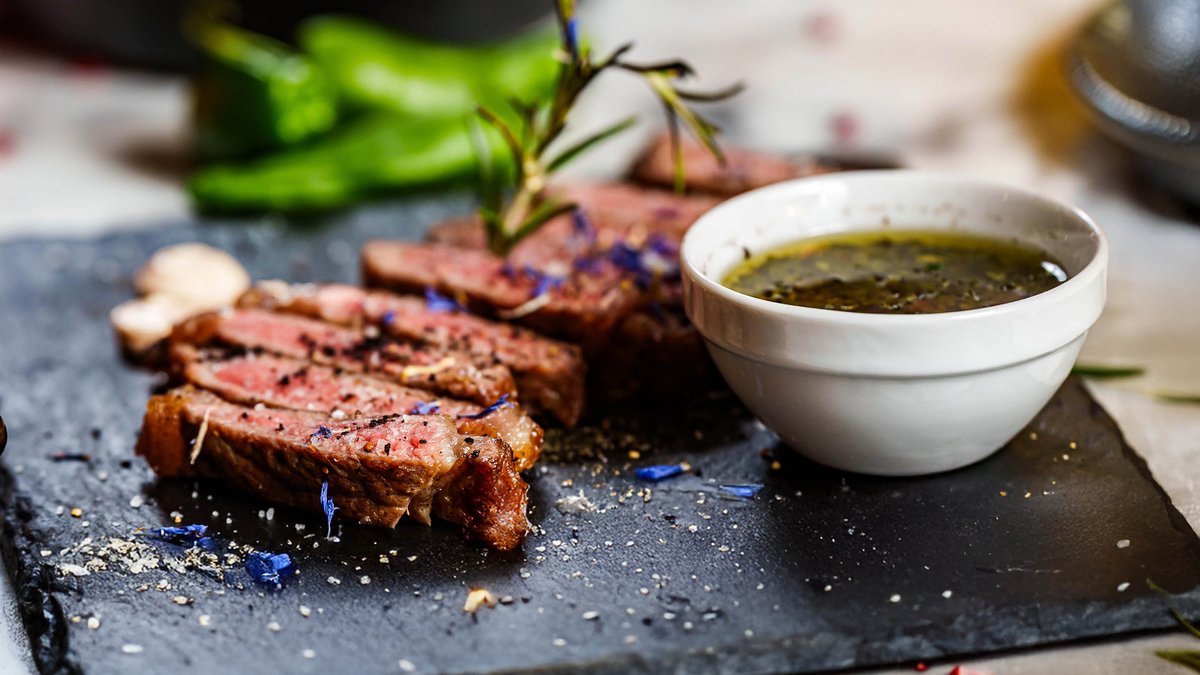 Steak de ternera al grill con chimichurri / Grillezett marhahátszín chimichurrival