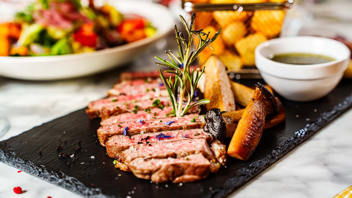 Steak de ternera con patatas fritas hongos al grill y chimichurri / Hátszín steak sültburgonyával gombával és chimichurrival