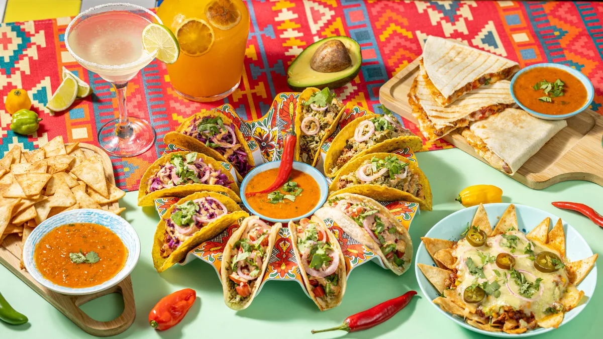 PARTY SET 🎉: 9 Tacos, 2 Quesadillas, Red Salsa Chips + 3 FREE drinks