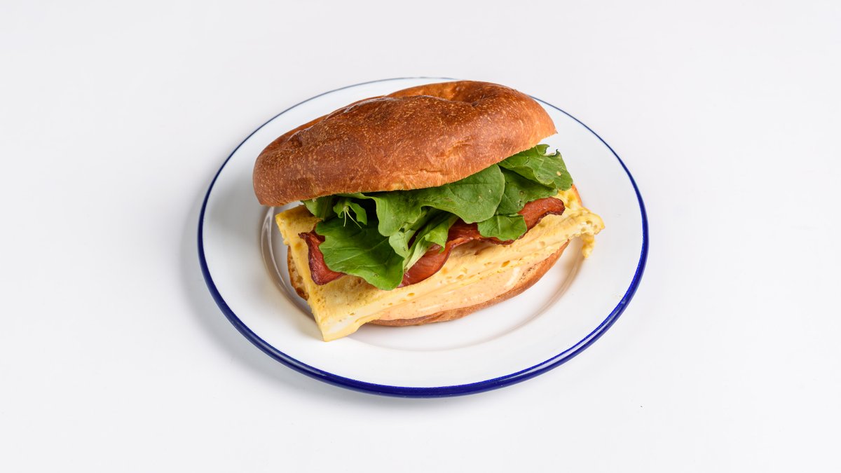 Milk bread με ομελέτα, μπέικον, ρόκα και sauce μαγιονέζας με πάπρικα