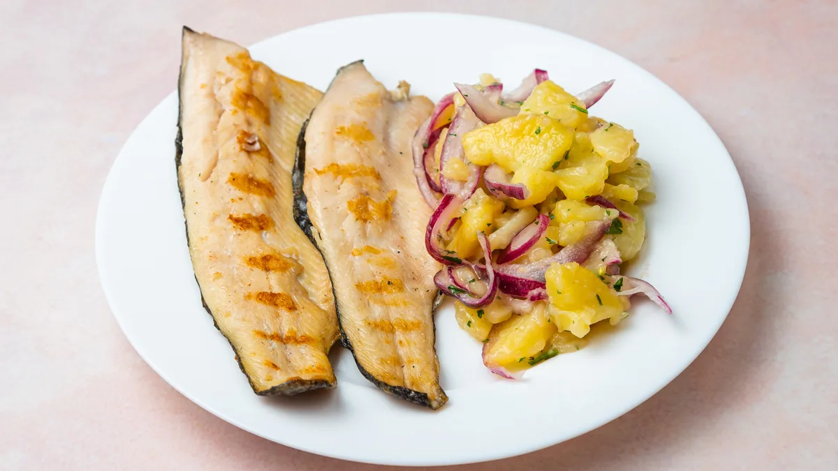 File dimljene pastrmke i krompir salata