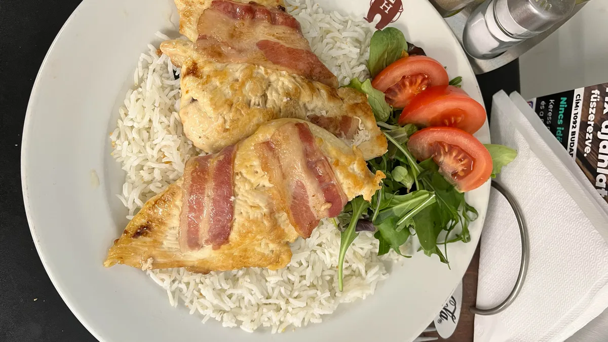 Bacon -be tekert csirkemell szeletek roston sütve
