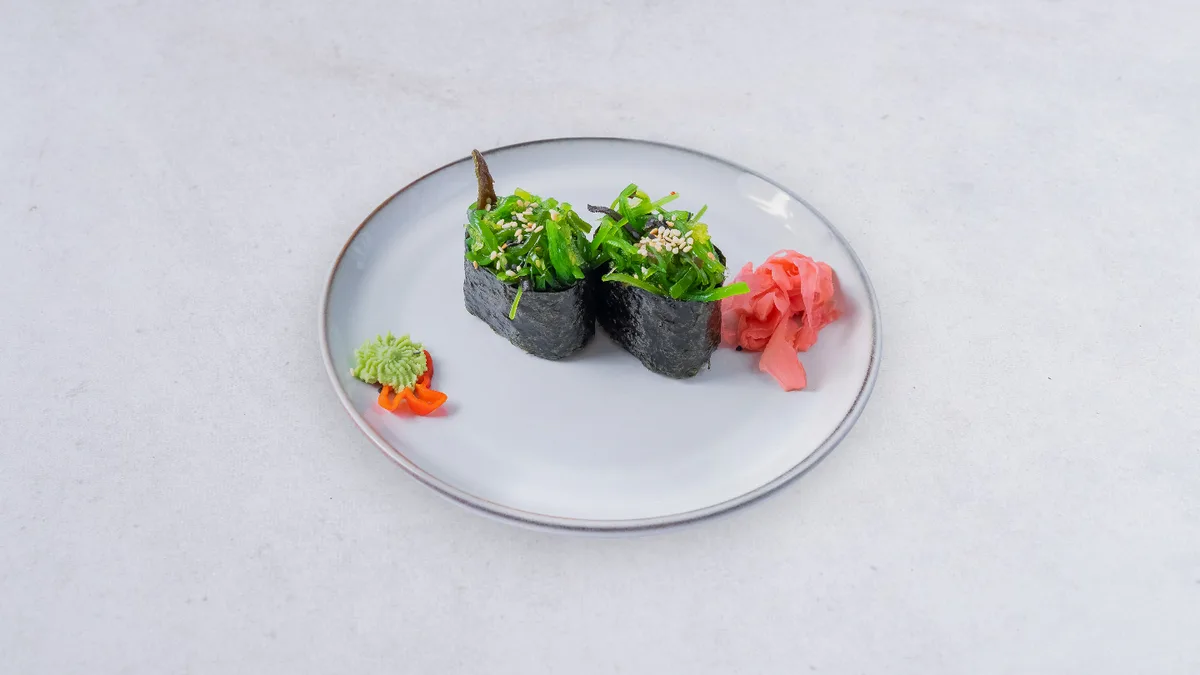 Gunkan z sałatką wakame