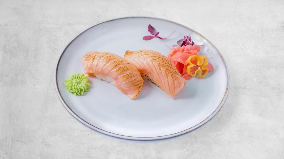 Nigiri z lososiem grill