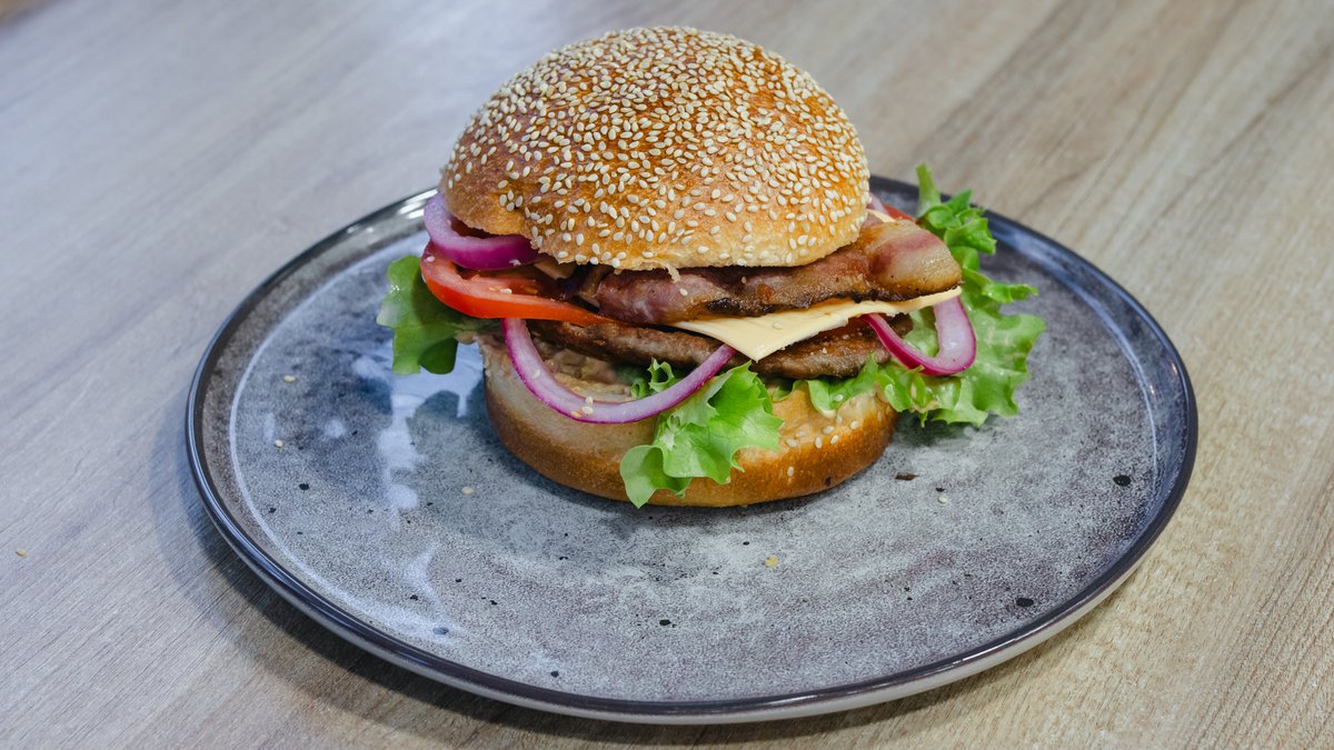 Cheeseburger sa slaninom 120g