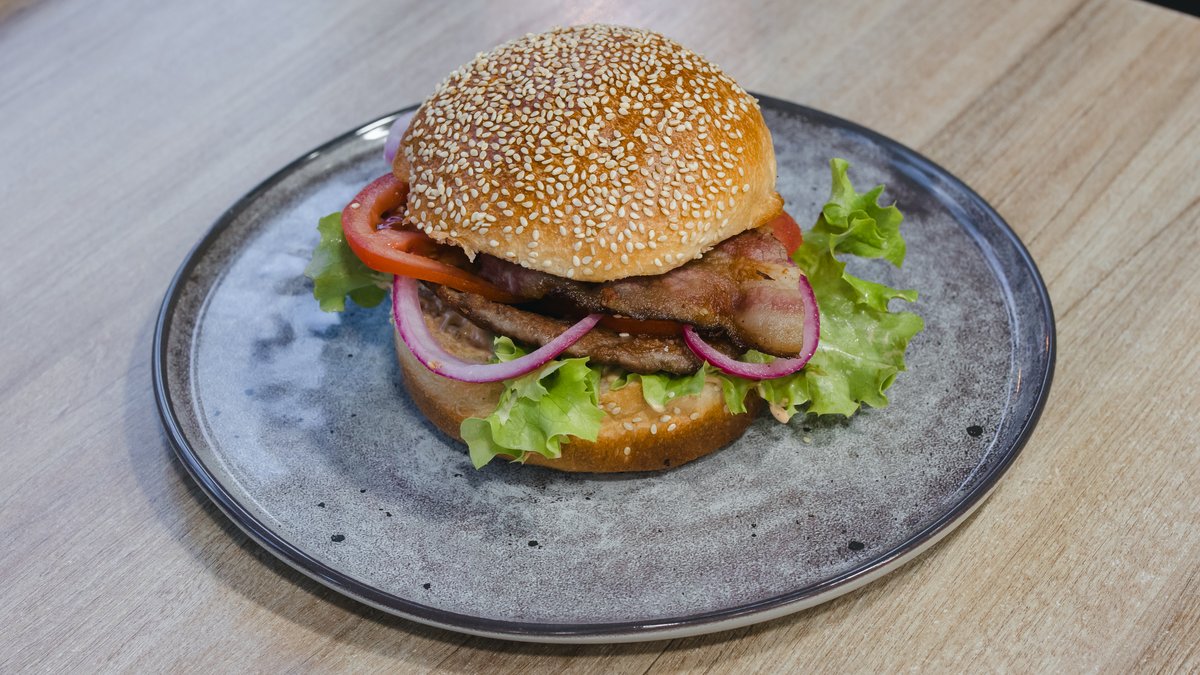 Hamburger sa slaninom 120 g