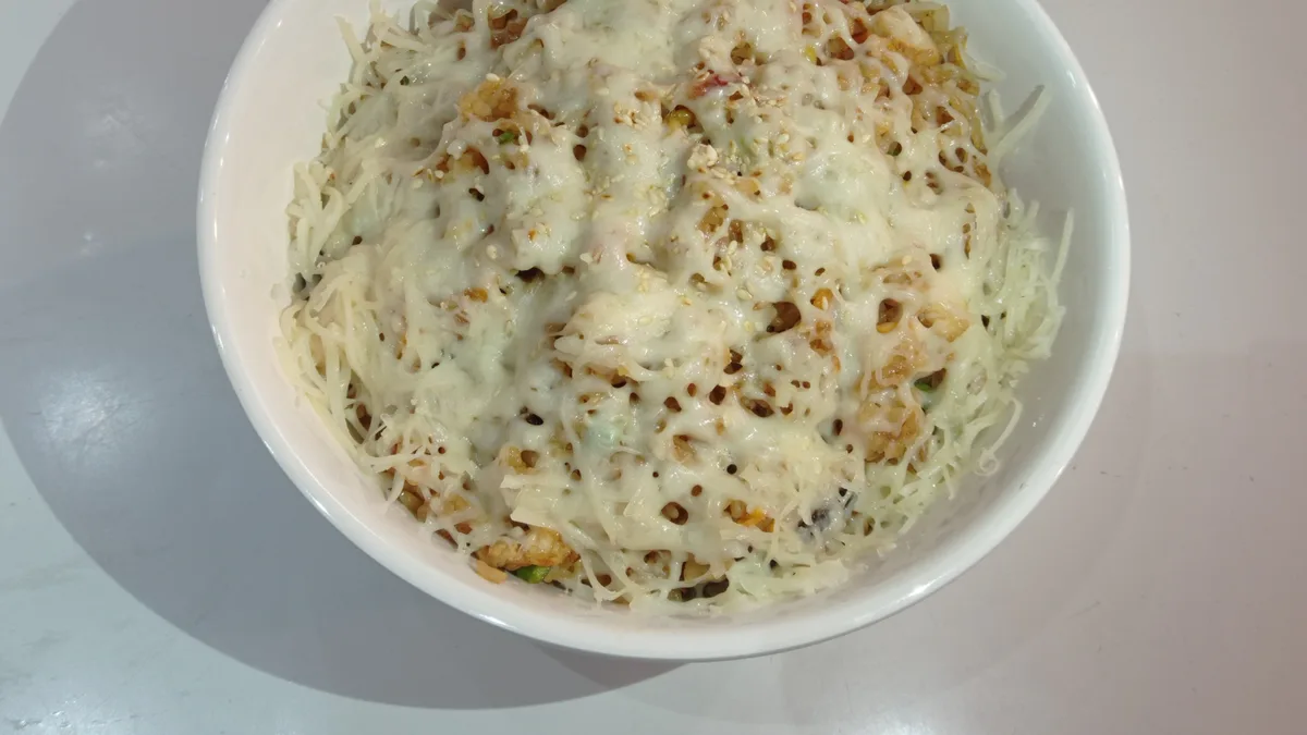 Pirított rizs, kim-chi, csirke, sajt 辣白菜芝士炒饭