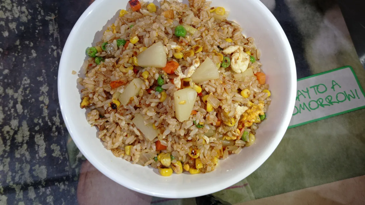 Pirított tojásos rizs ananásszal 菠萝炒饭