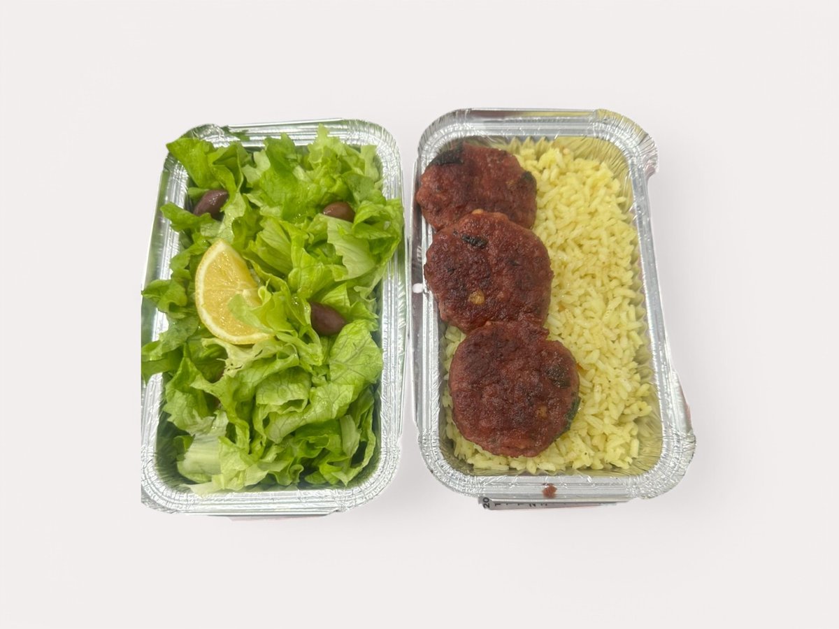 Pilaf me Qofte Shtëpie and Sallatë Jeshile