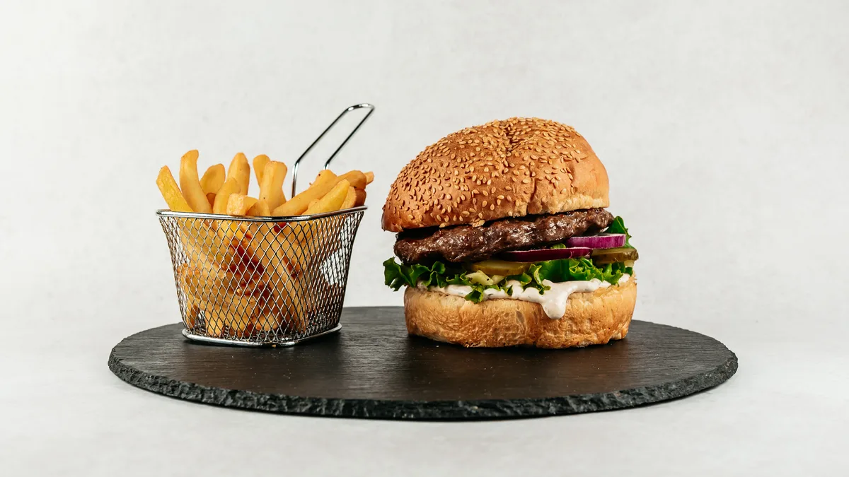 Burger Tomin- 130g + GRATIS pomfrit🍟🍔