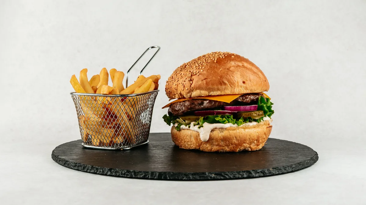 Cheeseburger Tomin-130g +GRATIS pomfrit 🍟🍔