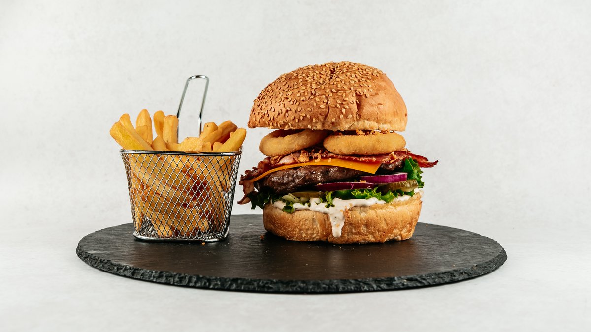 Royal Cheeseburger Tomin - 130g + GRATIS Pomfrit