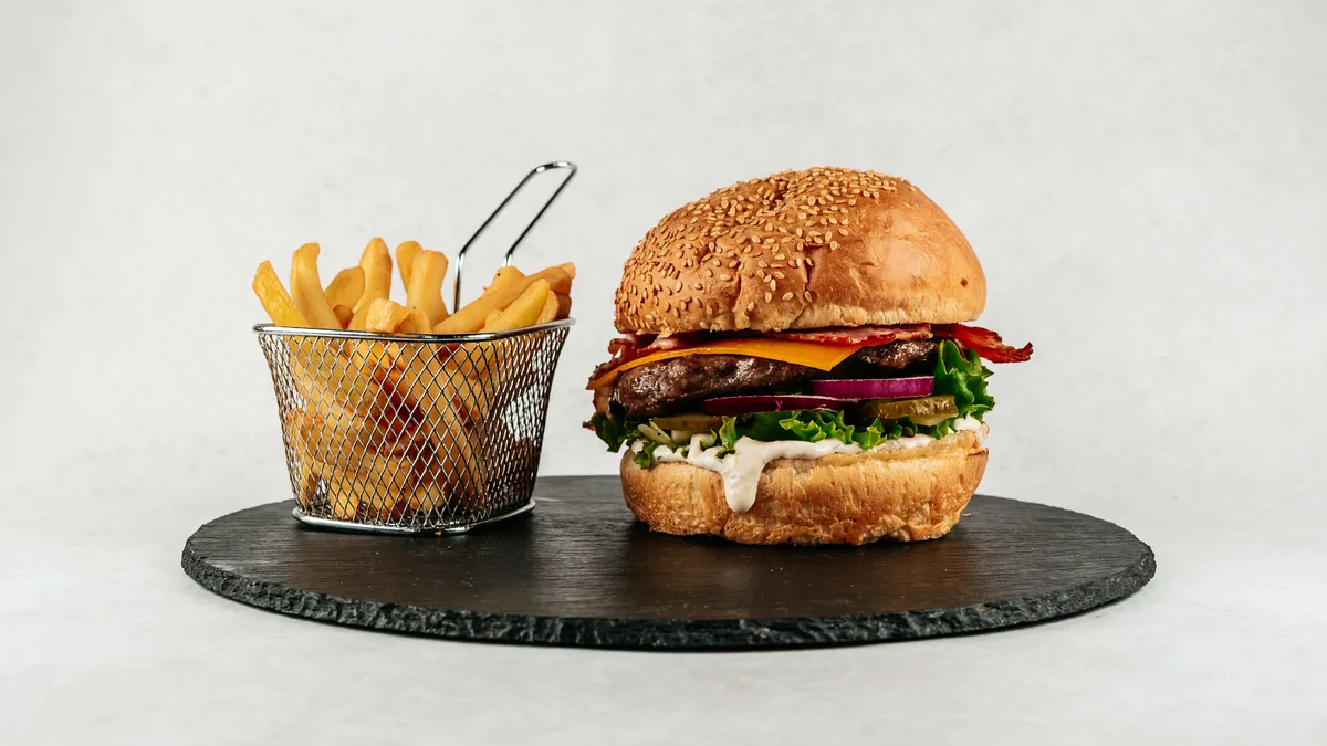 Smoky Cheeseburger Tomin - 130g +GRATIS pomfrit🍟🍔